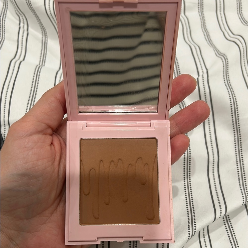 KYLIE bronzing powder color ALMOND